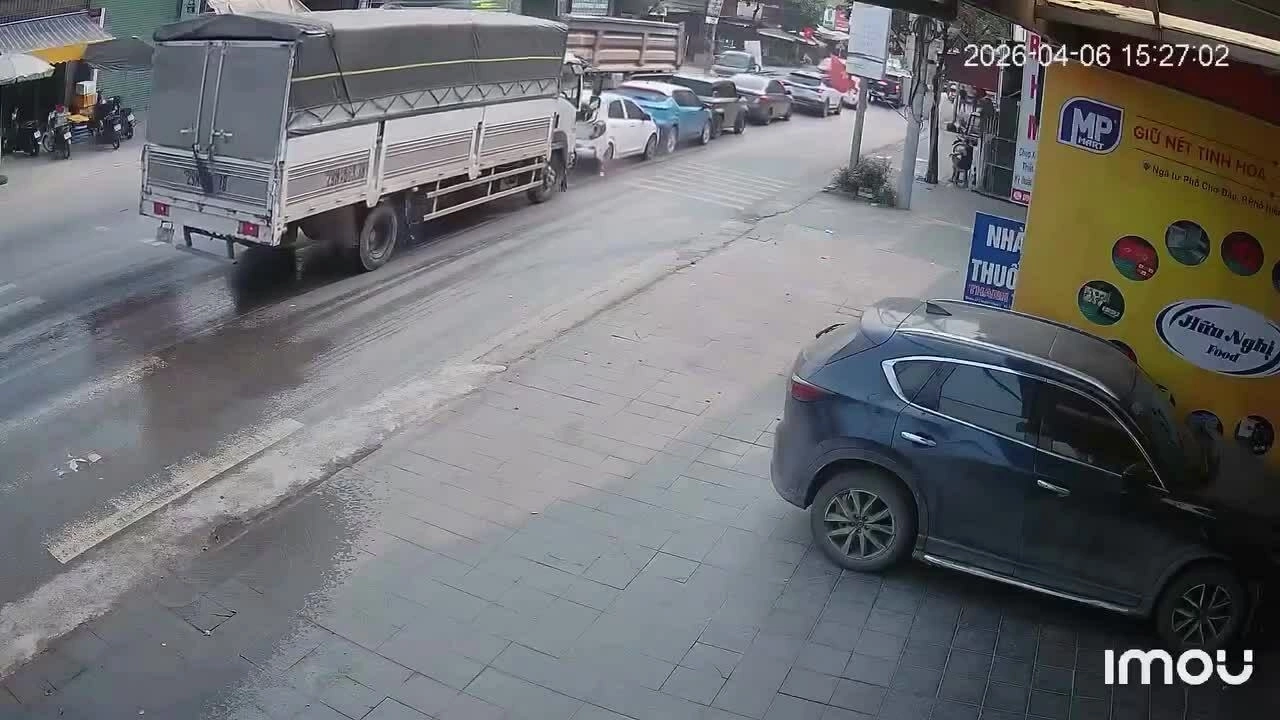 Tình huống dồn toa khác, nhiều ôtô giảm tốc dừng lại trong khi chiếc xe tải đi sau cùng húc mạnh gây va chạm liên hoàn hôm 6/4 tại Chợ Đầu, Hưng Yên. Video: CTV