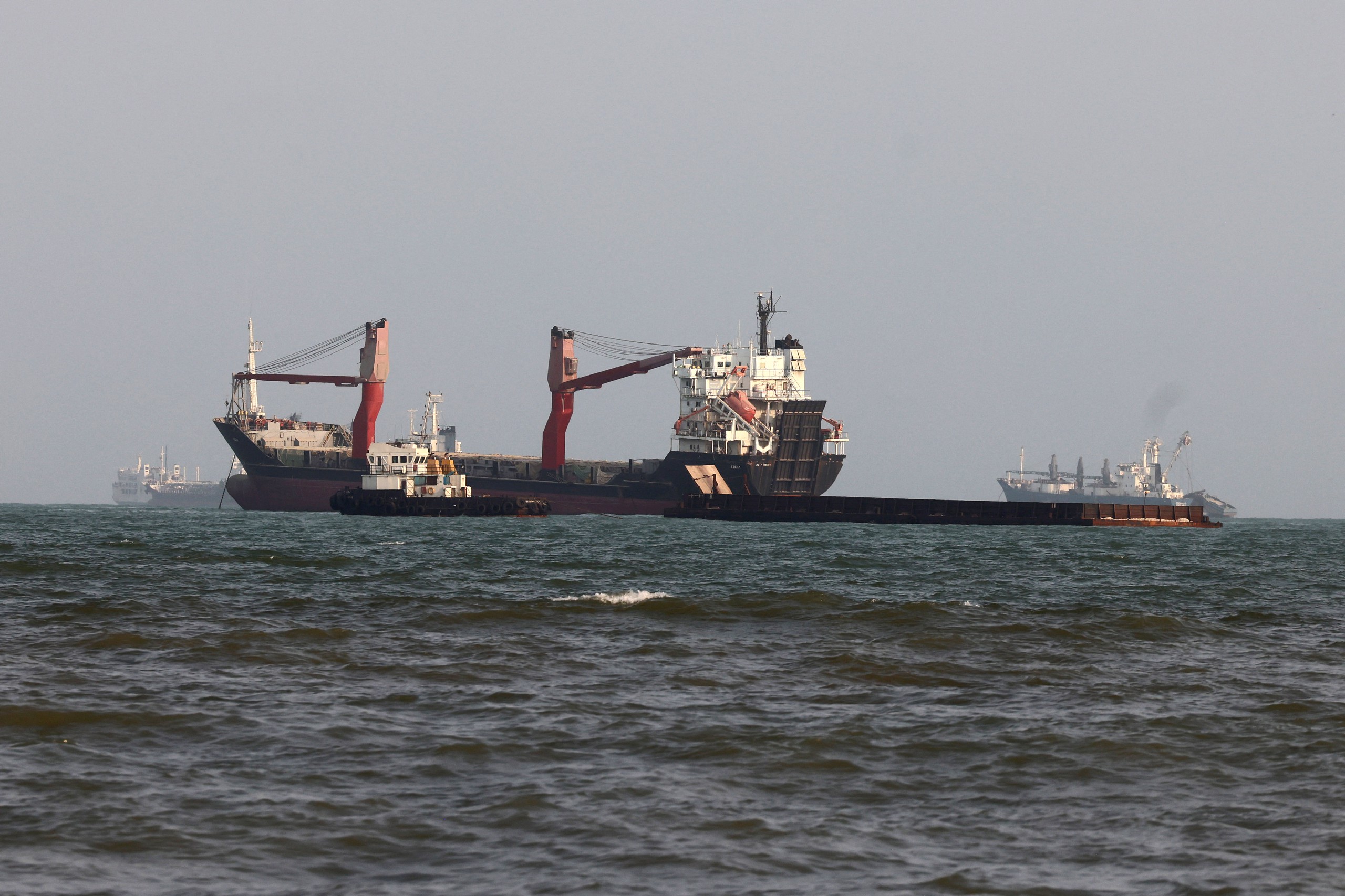 Tàu thuyền di chuyển qua eo biển Hormuz, ngoài khơi thành phố cảng Bandar Abbas, miền nam Iran, ngày 10-8 - Ảnh: AFP