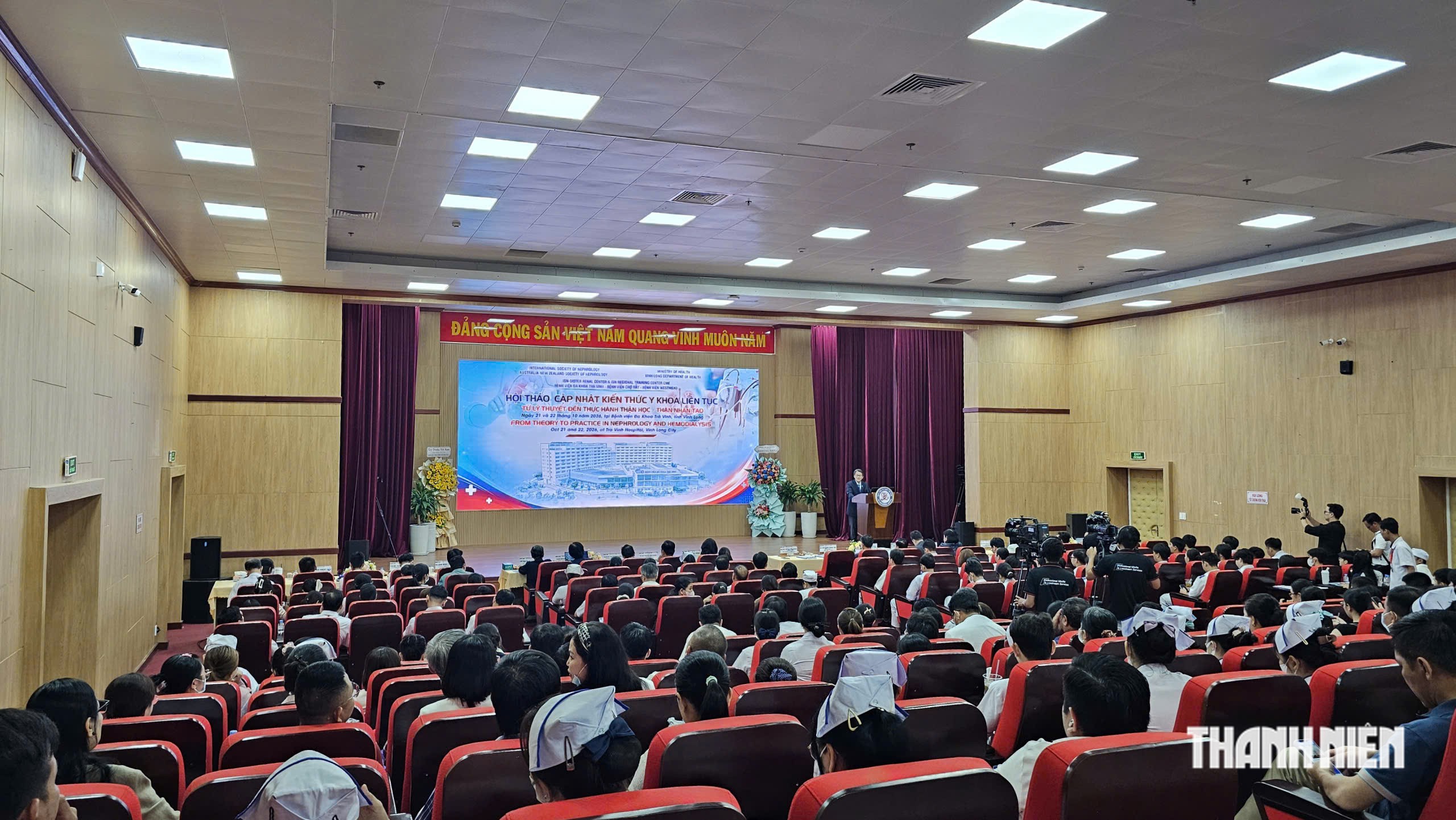 Các đại biểu trình bày tham luận tại hội thảo