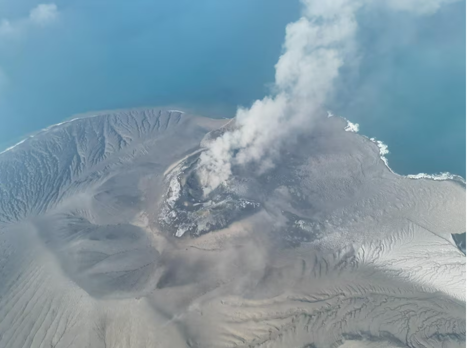 Núi lửa Anak Krakatau phun tro nóng trong một đợt phun trào - Ảnh: PVMBG/REUTERS