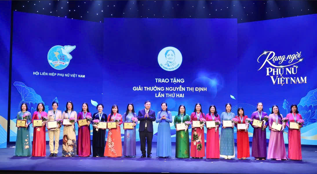 Phó Thủ tướng Thường trực Chính phủ Phạm Gia Túc và Chủ tịch Hội LHPN Việt Nam Lê Thị Thủy trao Giải thưởng Nguyễn Thị Định năm 2026 cho các cán bộ Hội xuất sắc. Ảnh: Ngân An
