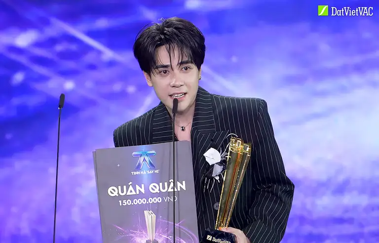 Quang Hùng MasterD xúc động khi được xướng tên ở vị trí quán quân - Ảnh: Chụp màn hình