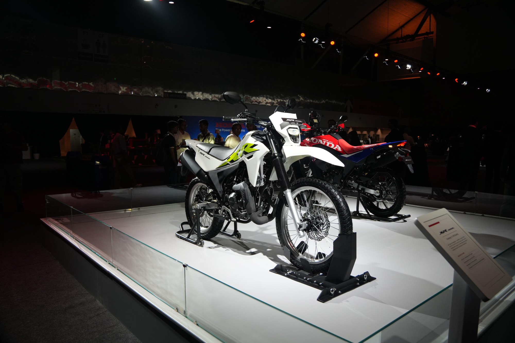 Honda chính thức mở bán bộ đôi mô tô địa hình XR300L và XR300 Rally tại thị trường Ấn Độ. Thiết kế chia làm hai hướng rõ rệt: XR300L chuyên off-road hạng nặng, còn XR300 Rally tối ưu cho đường dài với thiết kế kính chắn gió lớn.