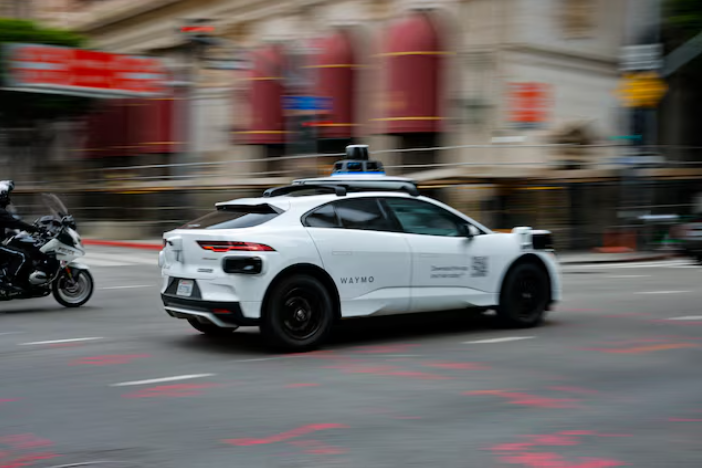 Xe tự lái của Waymo chạy ở trung tâm thành phố Los Angeles, California, Mỹ ngày 1-5-2026 - Ảnh: REUTERS