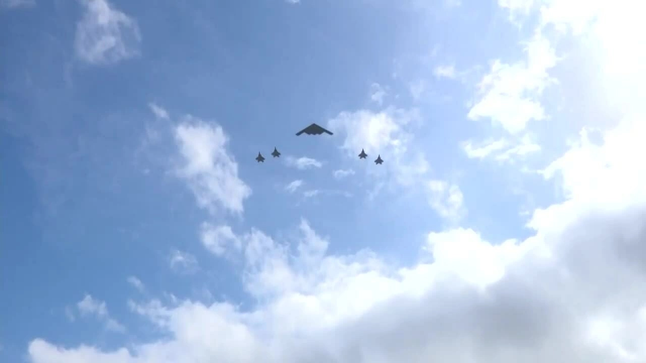 Oanh tạc cơ B-2 và tiêm kích tàng hình F-22 bay qua Nhà Trắng trong lễ đón ngày 24/9. Video: X/Nick Sortor, Iris Tao