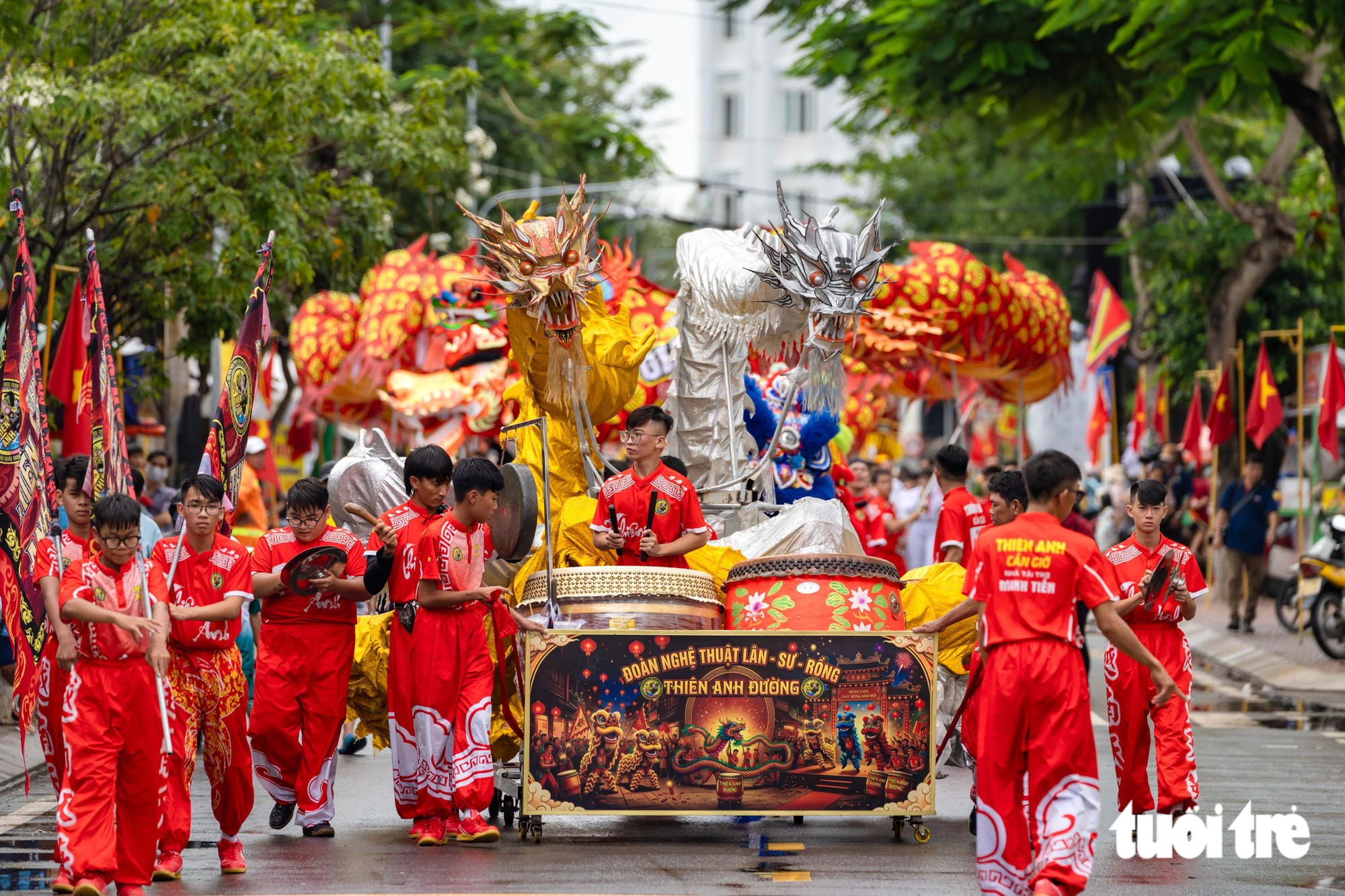 Đoàn lân sư rồng thỉnh đại kỳ lễ hội từ Lăng Ông Thủy Tướng về công viên Cần Thạnh - Ảnh: VĂN TRUNG