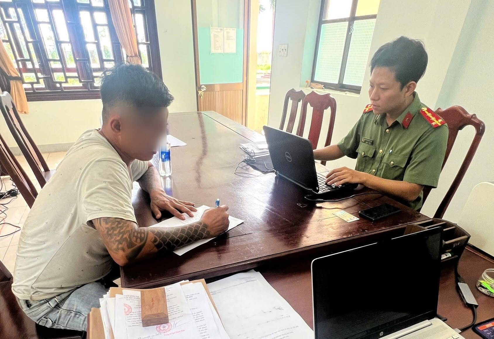 Công an xã Phú Nghĩa làm việc với P.P.L