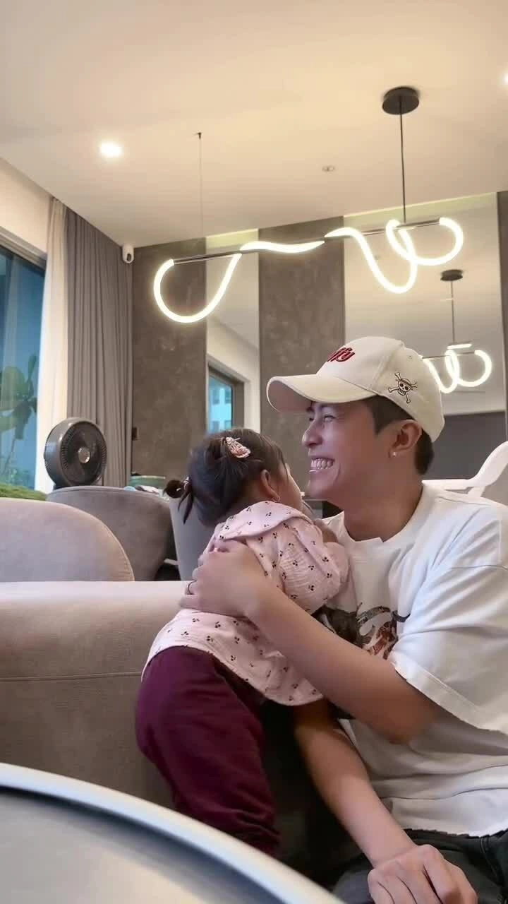 Con gái Gin Tuấn Kiệt bám dính bố