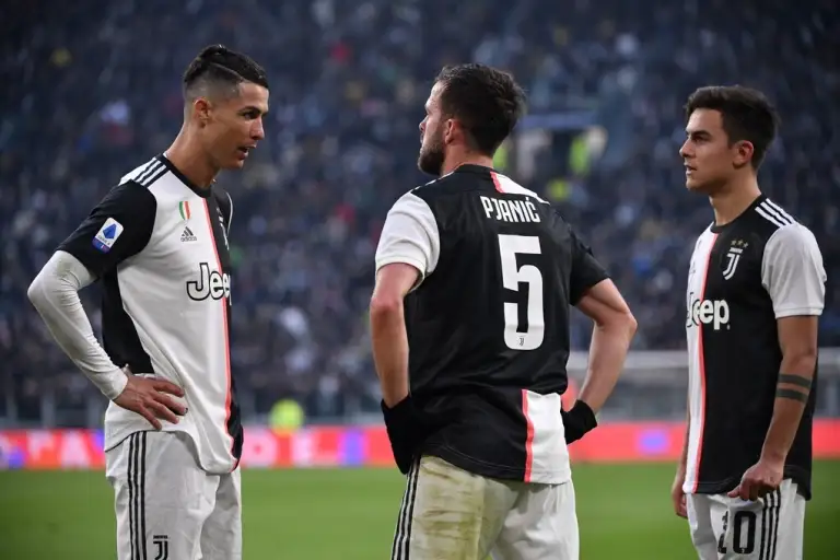 Cristiano Ronaldo (trái), Miralem Pjanic và Paulo Dybala (phải) phản ứng trong trận Juventus gặp Cagliari tại Serie A trên sân Allianz, Turin, Italy, ngày 6/1/2020. Ảnh: AFP