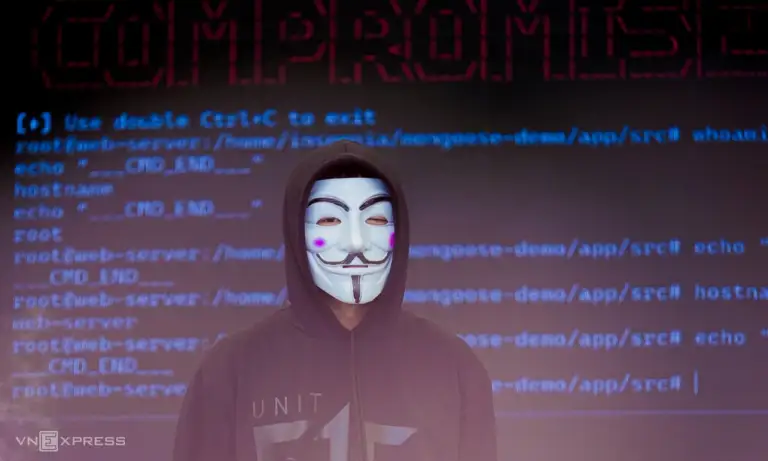 Một người đeo mặt nạ hacker tại một sự kiện về an ninh mạng tại TP HCM. Ảnh: Bảo Lâm