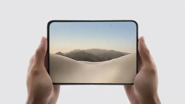 Màn hình trong 7,6 inch là điểm khác biệt lớn nhất của iPhone Duo khi mở máy.