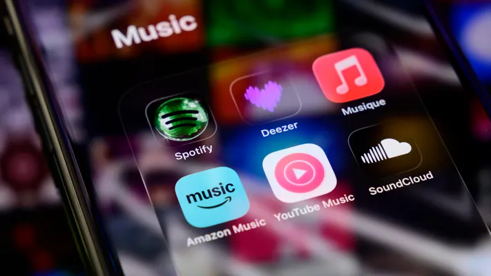 Vụ việc đặt ra câu hỏi lớn cho các gã khổng lồ streaming về việc quản lý nhạc AI và sự công bằng của nghệ sĩ (Ảnh: Fox Business)