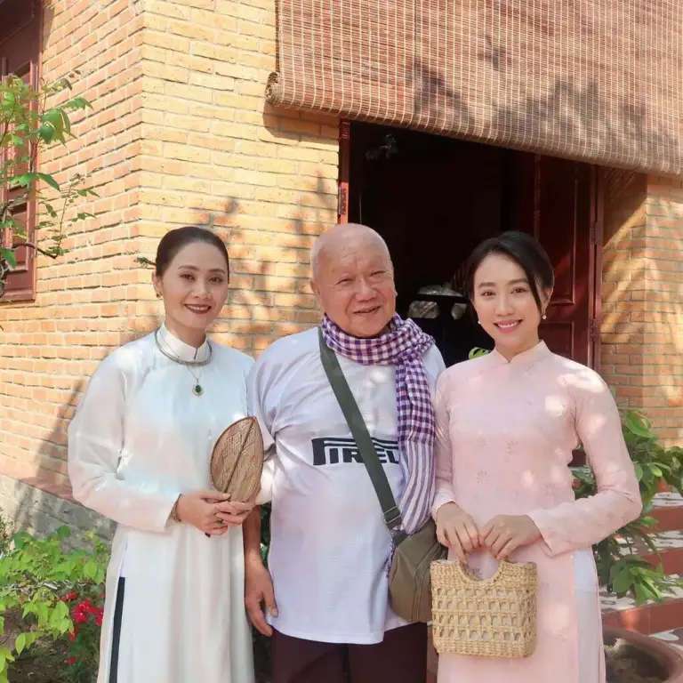 Từ trái qua: Thanh Hiền, đạo diễn Hồ Ngọc Xum, Huỳnh Hồng Loan trong hậu trường bộ phim. Ảnh: Nhân vật cung cấp