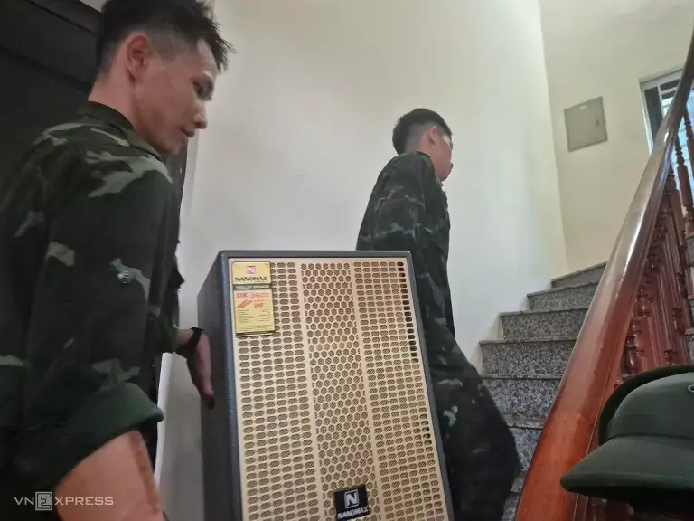 Bộ đội vào khu dân cư ở xã Xuân Mai hỗ trợ người dân di tản đồ đạc. Ảnh: Gia Chính