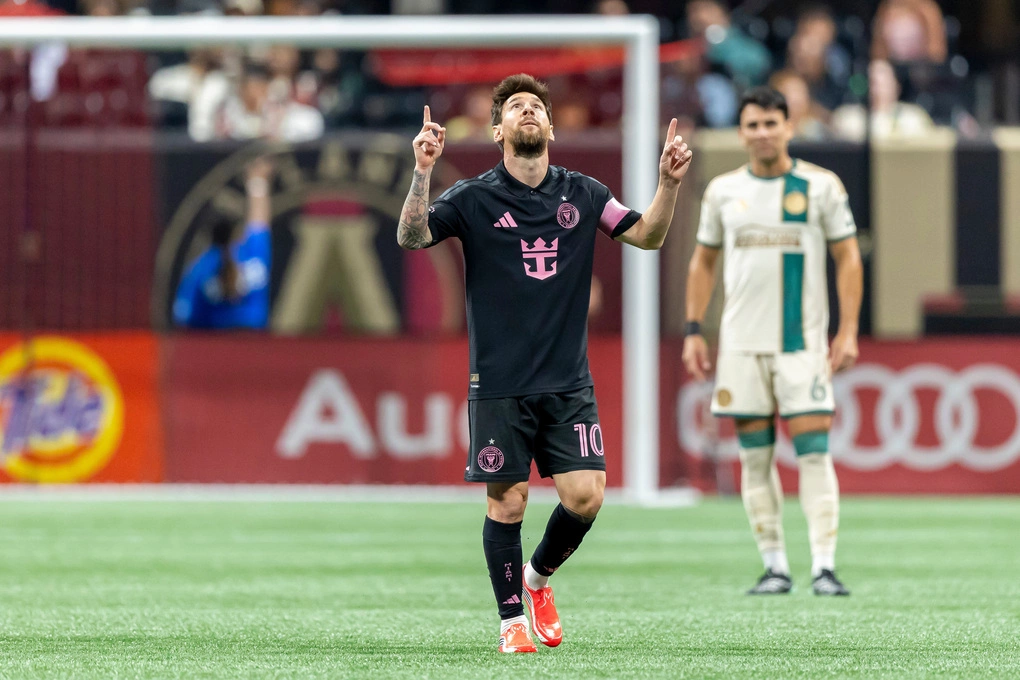 Lionel Messi (số 10) ăn mừng bàn thắng nâng tỷ số lên 2-0 cho Inter Miami trong hiệp hai trận gặp Atlanta United tại MLS ở Atlanta, Mỹ, ngày 17/10/2026. Ảnh: AP
