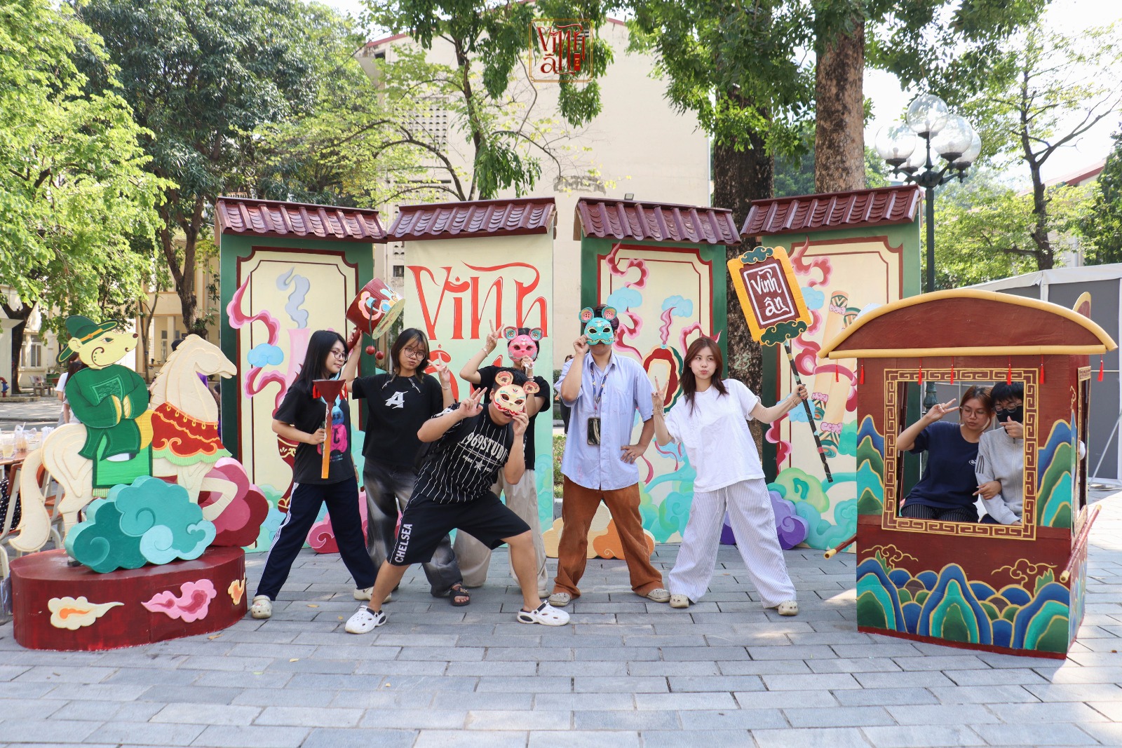 Toàn cảnh khu check-in Photobooth Wings Up 2026: Vĩnh Ân giữa sân trường, tân sinh viên K46 chụp ảnh