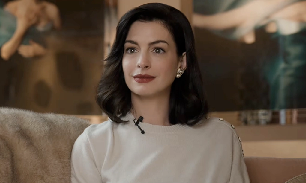 Anne Hathaway truyền tải tốt nét kiêu kỳ, khó đoán của nhà văn nổi tiếng. Ảnh: Sony Pictures