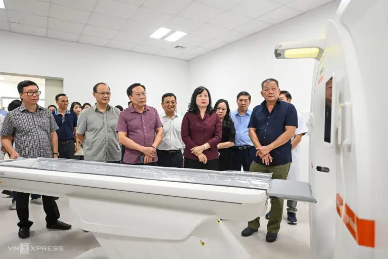 Bộ trưởng Đào Hồng Lan (áo tím) kiểm tra Bệnh viện Việt Đức tại Ninh Bình ngày 7/7. Ảnh: Giang Huy