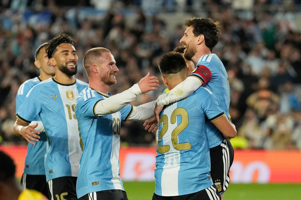 Đồng đội chúc mừng Messi (phải) sau bàn nâng tỷ số lên 3-0 từ chấm phạt đền trong trận chia tay đội tuyển Argentina, tại sân Monumental, Buenos Aires, Argentina ngày 6/10/2026. Ảnh: AP