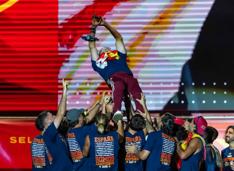 HLV Luis de la Fuente được các cầu thủ Tây Ban Nha tung lên không trung ăn mừng chức vô địch World Cup 2026 ở đài phun nước La Cibeles, Madrid, Tây Ban Nha ngày 20/7/2026. Ảnh: El Pais
