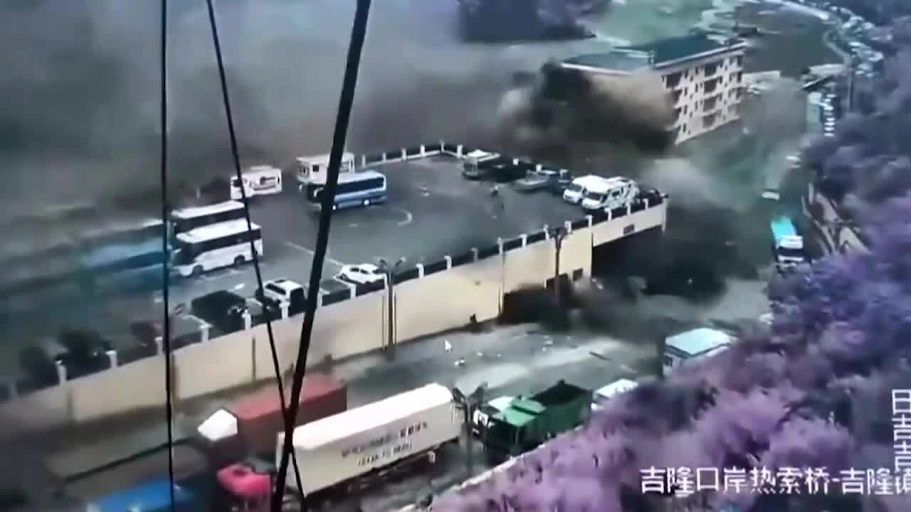 Khoảnh khắc lũ quét tàn phá cửa khẩu Gyirong ở biên giới Trung Quốc - Nepal ngày 26/8. Video: CCTV