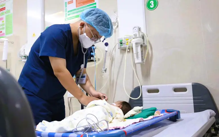 Bệnh nhi uống nhầm axit đang được điều trị tích cực tại Bệnh viện Sản nhi tỉnh Ninh Bình - Ảnh: Bệnh viện cung cấp
