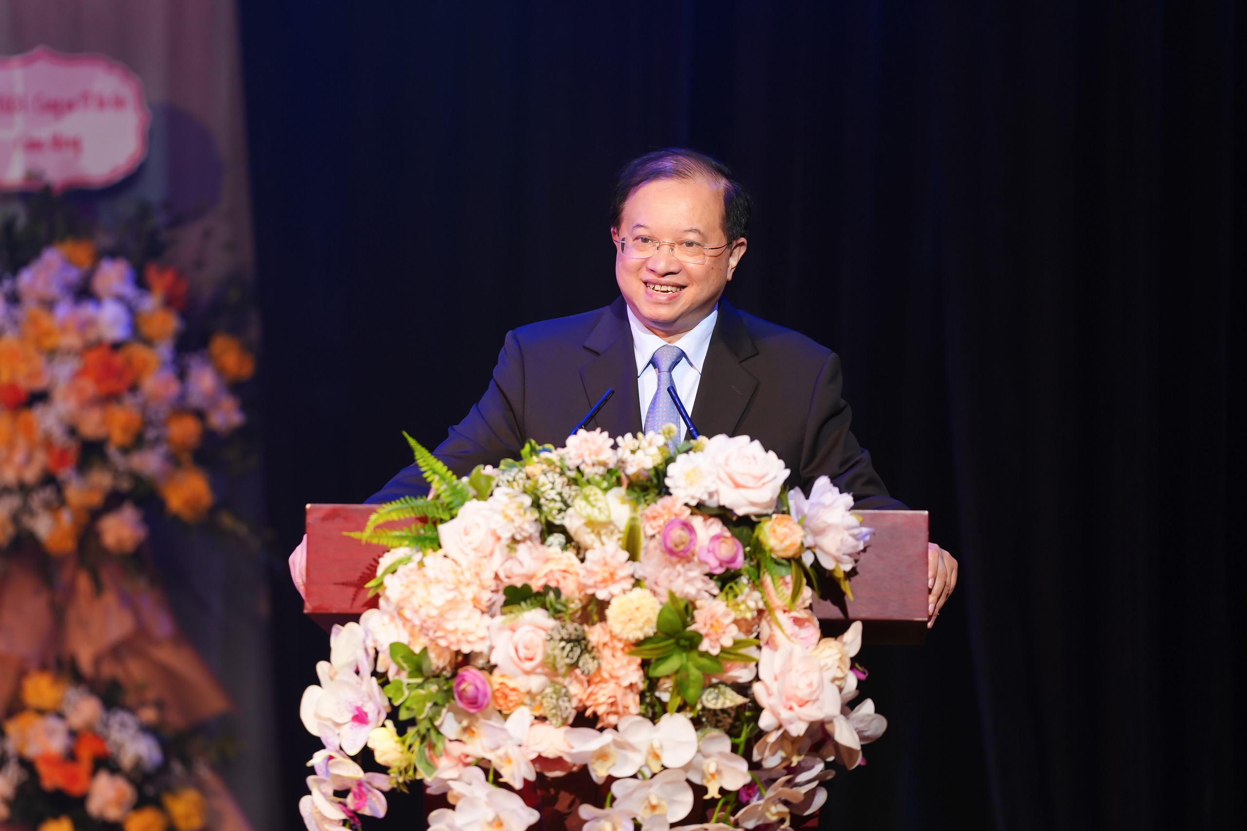 Thứ trưởng Bộ Văn hóa, Thể thao và Du lịch Tạ Quang Đông vui mừng khi Liên hoan nghệ thuật Chuyện thanh xuân có nhiều đổi mới - Ảnh: BTC