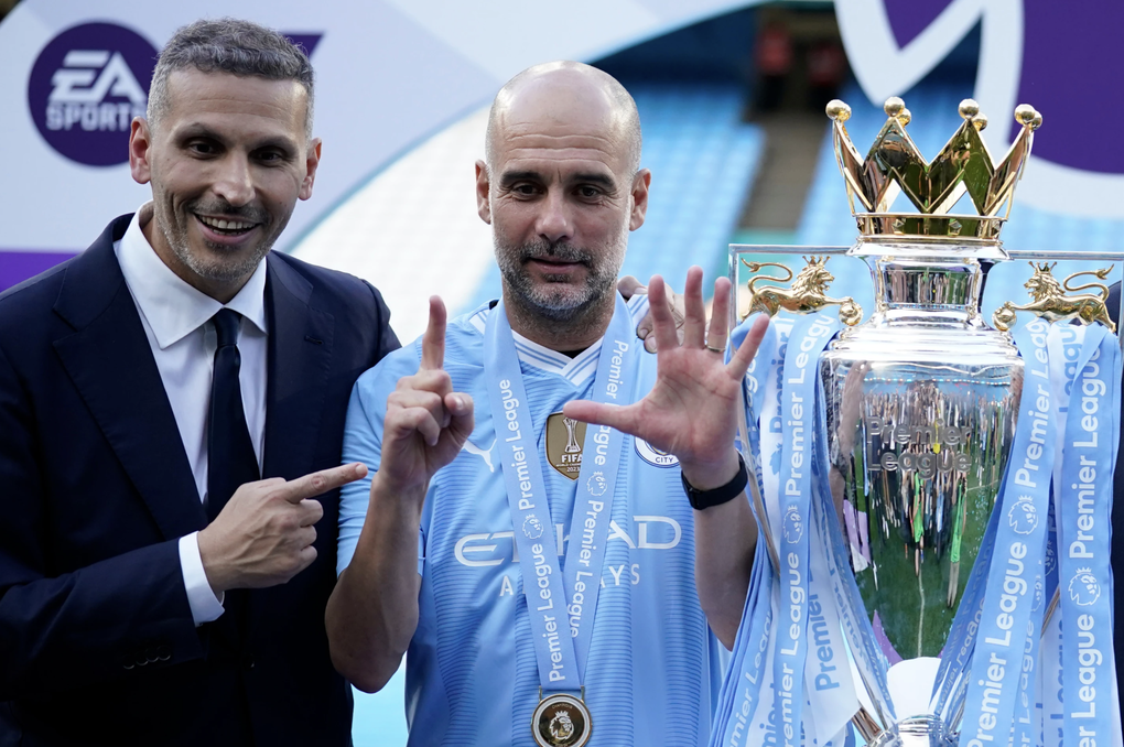 Chủ tịch Khaldoon Al Mubarak (trái) và HLV Pep Guardiola ăn mừng chức vô địch Ngoại hạng Anh tại Manchester, Anh ngày 19/5/2024. Ảnh: AP