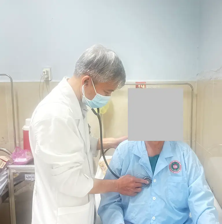 BS.CK2 Phan Thanh Hơn thăm khám bệnh nhân L.T.S