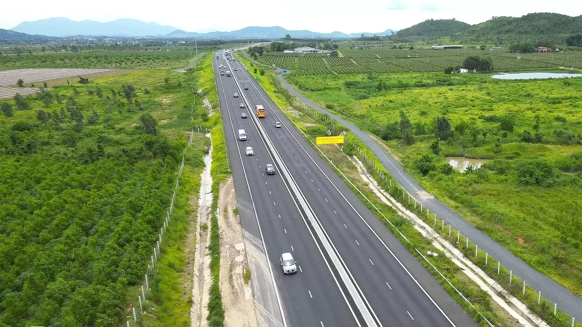Dừng xử phạt xe chạy chậm trên các đoạn cao tốc đường dốc