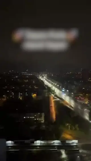 Khoảnh khắc được cho là tên lửa Nga lao xuống khu vực phía đông Kiev trong video đăng ngày 19/10. Video: X/AMK Mapping