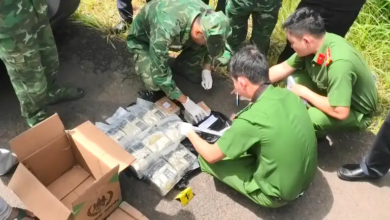 Lực lượng chức năng khám xét chiếc xe, phát hiện số lượng lớn ma túy