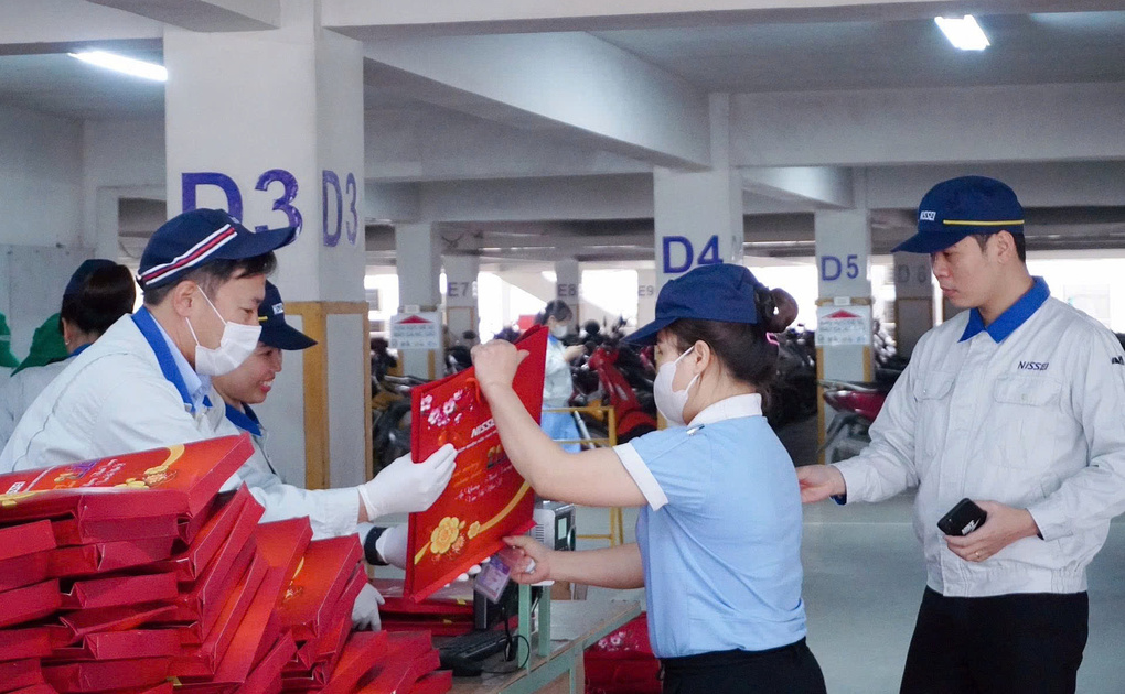 Cán bộ công đoàn chuẩn bị quà cho người lao động dịp Tết năm 2026. Ảnh: Nissei