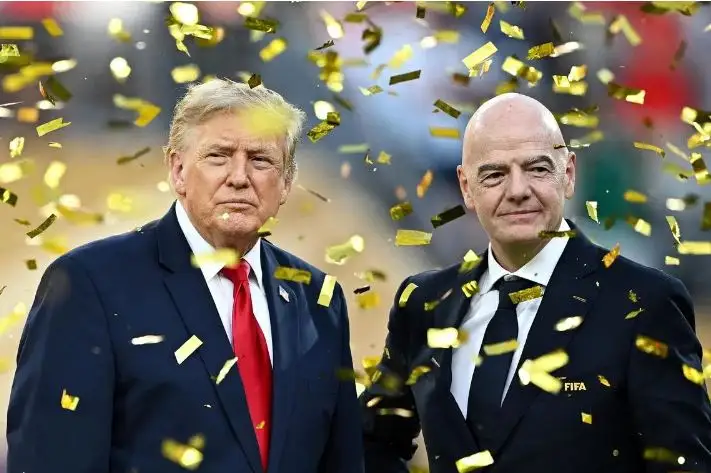 Tổng thống Donald Trump (trái) khẳng định chưa từng nói với ông Infantino về kế hoạch "bán World Cup" - Ảnh: REUTERS