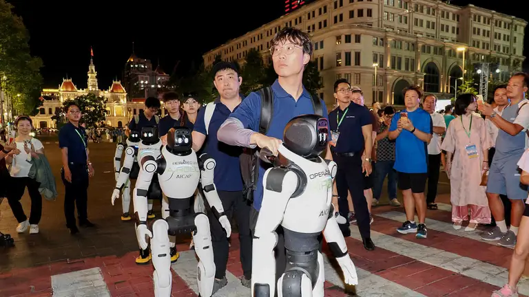 Robot đánh cờ, nhảy múa trên phố đi bộ Nguyễn Huệ
