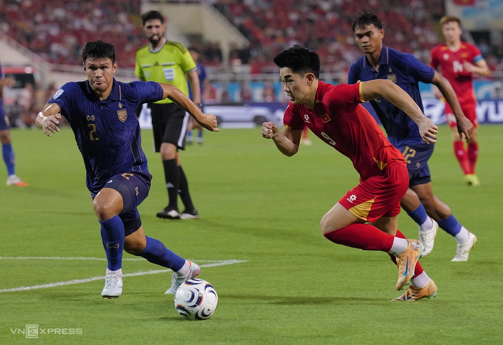 Nguyễn Đình Bắc rê bóng trước cầu thủ Thái Lan ở trận chung kết ASEAN Cup 2026 trên sân Mỹ Đình, Hà Nội tối 26/8/2026. Ảnh: Ngọc Thành