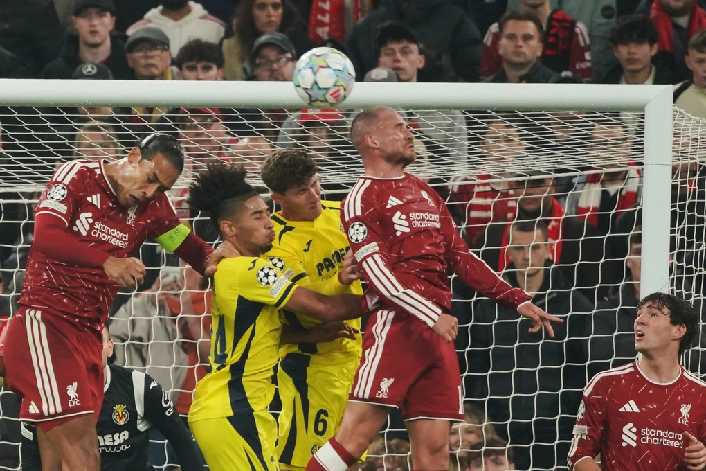 Mac Allister (giữa) đánh đầu ghi bàn rút ngắn tỷ số xuống 1-2 trong trận Liverpool thắng Villarreal 4-3 tại sân Anfield, Liverpool, Anh ngày 20/10/2026. Ảnh: AP