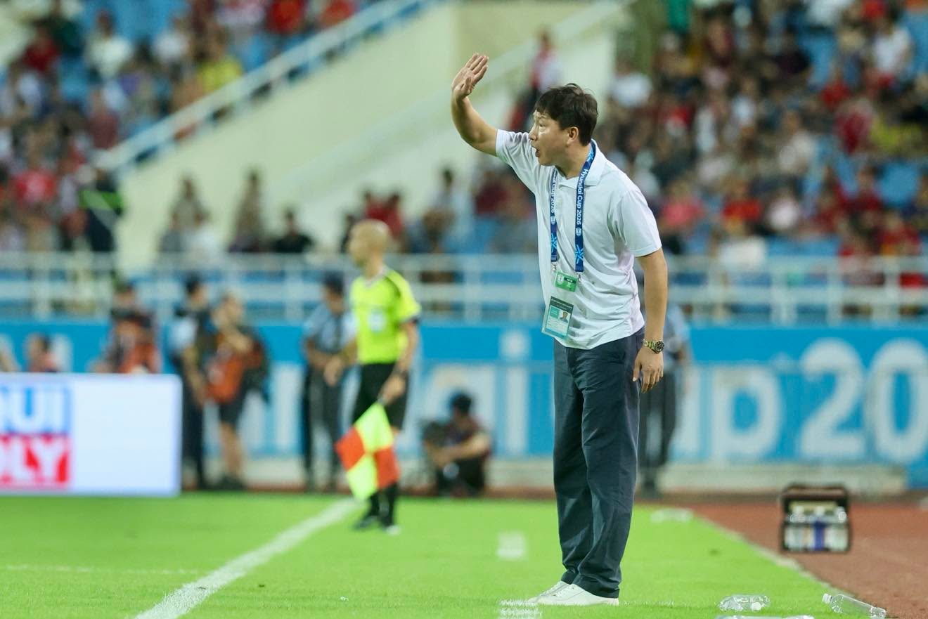 HLV Kim Sang Sik trong trận hòa 0-0 với Singapore - Ảnh: NGUYỄN KHÁNH