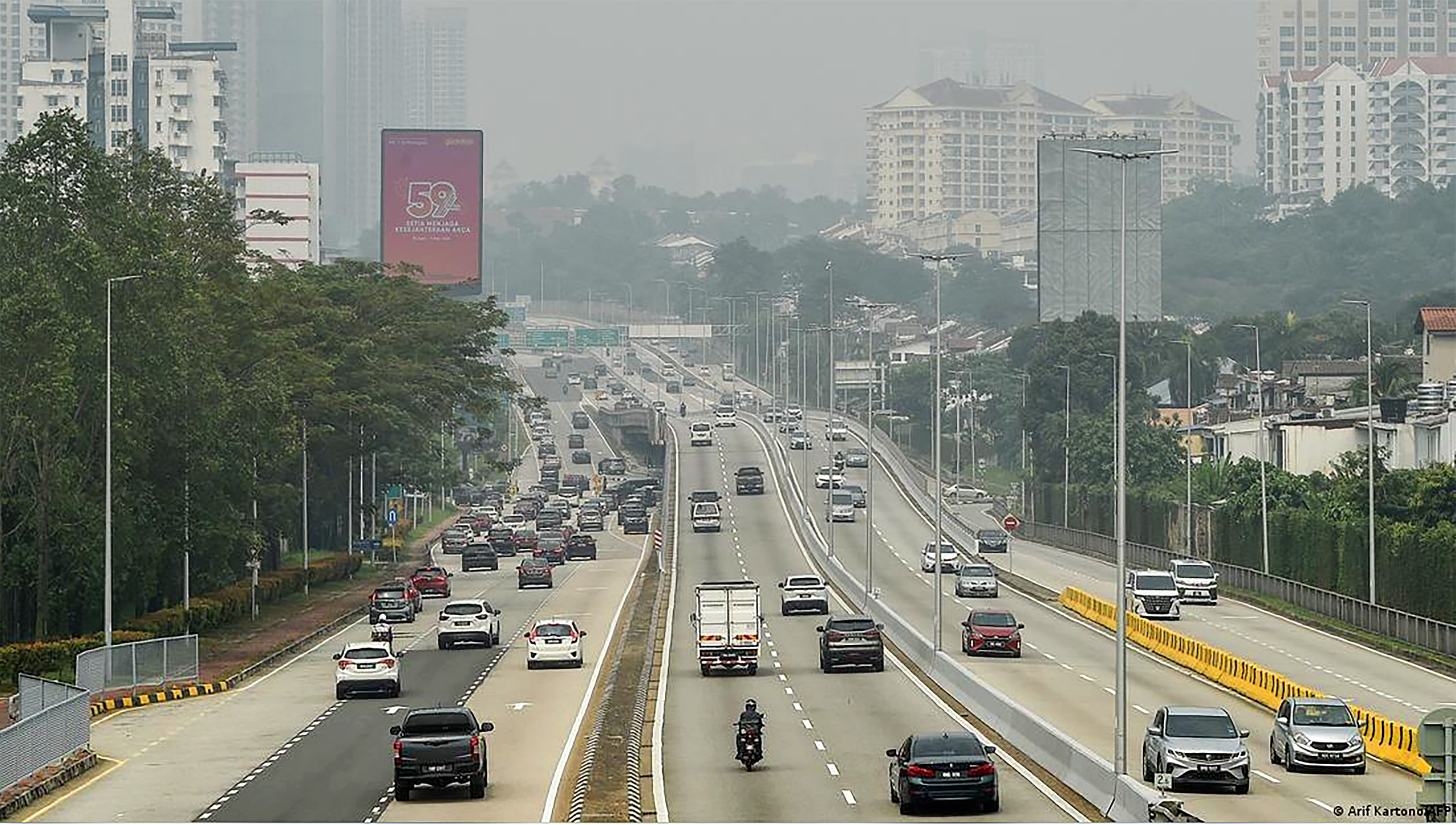 Khói mù do cháy rừng từ Indonesia lan sang Malaysia - Ảnh: AFP