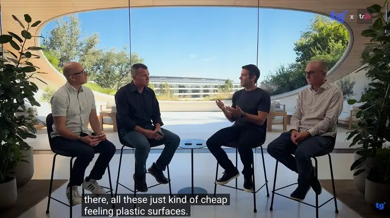 CEO Apple John Ternus (thứ hai từ phải) nói về cảm giác “rẻ tiền” của bề mặt nhựa trên nhiều mẫu điện thoại gập hiện nay. Ảnh cắt từ video phỏng vấn của Tom’s Guide và TechRadar trên YouTube.