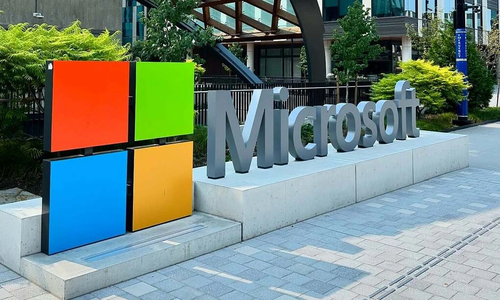 Logo Microsoft bên ngoài trụ sở ở Redmond. Ảnh: Instagram/E xplorialla