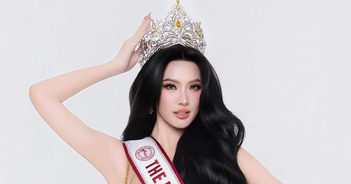 Cô gái làm nghề trang điểm mang sash Việt Nam thi The Miss Globe 2026