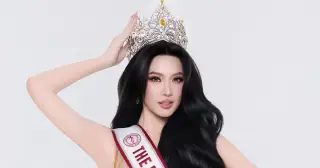 Cô gái làm nghề trang điểm mang sash Việt Nam thi The Miss Globe 2026