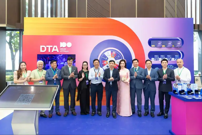 Các khách mời tham quan và trải nghiệm Expo VIP Tour. Đại diện Đơn vị Tổ chức có Trung tướng, Tiến sĩ Lê Xuân Minh - Trung tướng, Tiến sĩ Lê Xuân Minh - Cục trưởng cục an ninh mạng và phòng, chống tội phạm sử dụng công nghệ cao, Phó chủ tịch điều hành hiệp hội an ninh mạng quốc gia, Chủ tịch Liên minh niềm tin số; Đại tá, Tiến sĩ Nguyễn Hồng Quân - Phó Cục trưởng Cục An ninh mạng và phòng, chống tội phạm sử dụng công nghệ cao. Đại diện đơn vị Đồng Tổ chức có bà Nguyễn Bích Minh, bà Phan Đặng Trà My và ông Phạm Quang Minh là các Phó Tổng Giám đốc Công ty Cổ phần VCCorp.