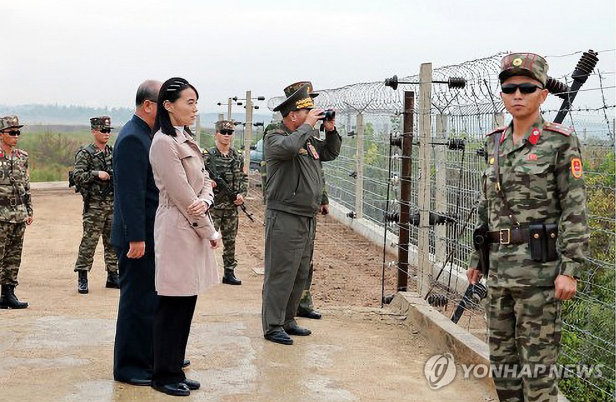 Bà Kim Yo Jong trong chuyến thị sát việc củng cố công sự ở biên giới Triều Tiên - Hàn Quốc hôm 20-10 - Ảnh: YONHAP