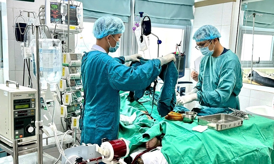 Bệnh nhân nặng được chạy ECMO tại Bệnh viện Bạch Mai. Ảnh: Bệnh viện cung cấp