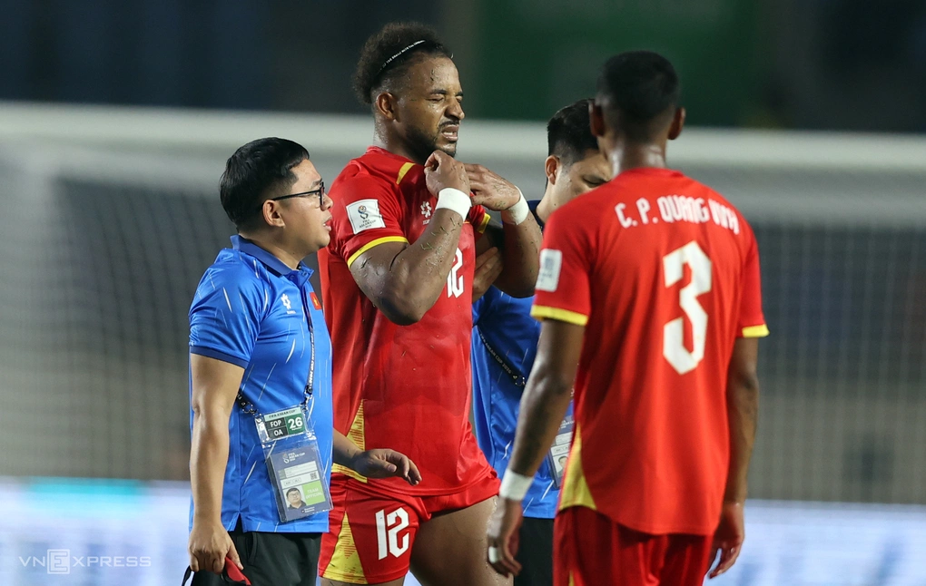 Nguyễn Xuân Son (12) rời sân sau chấn thương trong trận thắng Philippines 1-0 ở lượt đầu bảng B hạng Nhất FIFA ASEAN Cup 2026 trên sân Si Jalak Harupat, thành phố Bandung, Indonesia tối 26/9/2026. Ảnh: Đức Đồng