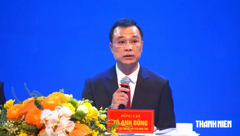 Ông Tô Anh Dũng, Chủ tịch UBND tỉnh Thanh Hóa, điều hành cuộc đối thoại với doanh nghiệp trên địa bàn