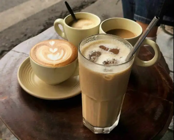 Một cốc cà phê đá có thể chứa lượng đường và caffeine khác nhau tùy cách pha chế và nguyên liệu sử dụng. Ảnh: Thùy Vi