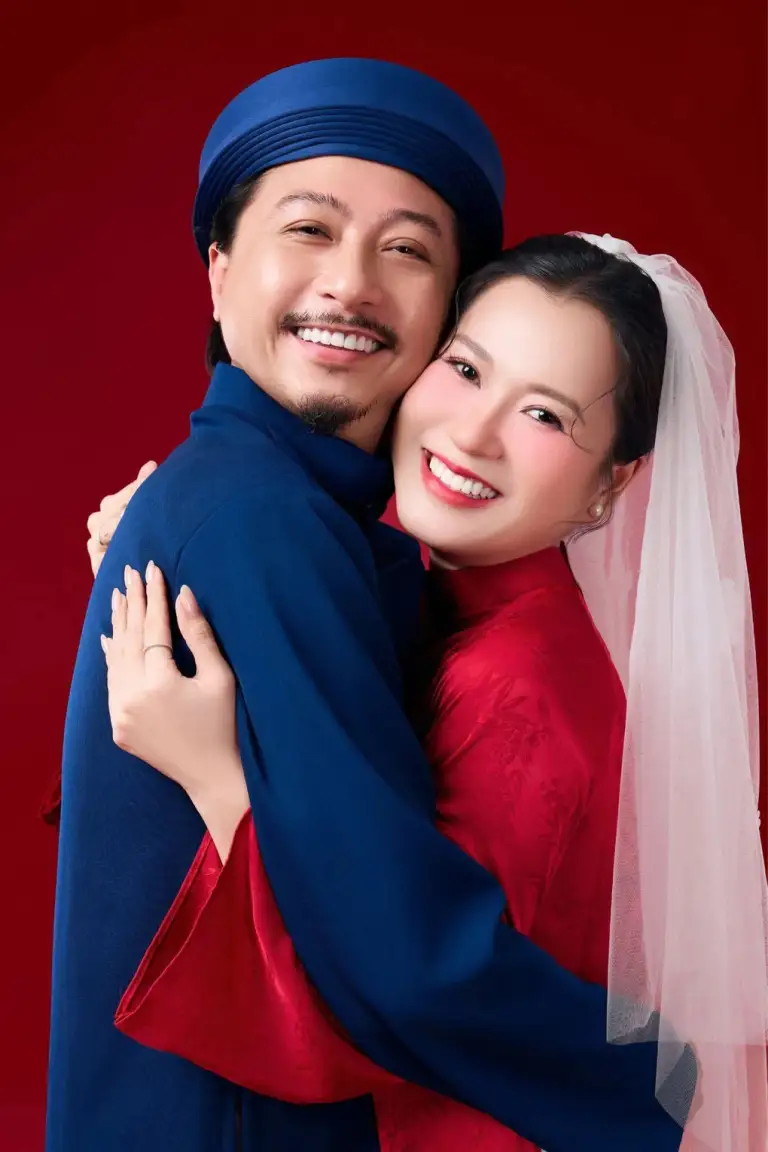 Vợ chồng Hứa Minh Đạt - Lâm Vỹ Dạ chụp ảnh gia đình theo phong cách cưới cuối năm ngoái. Ảnh: Nhân vật cung cấp